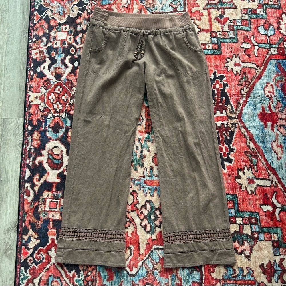 Love Tree Linen blend pants with macrame details